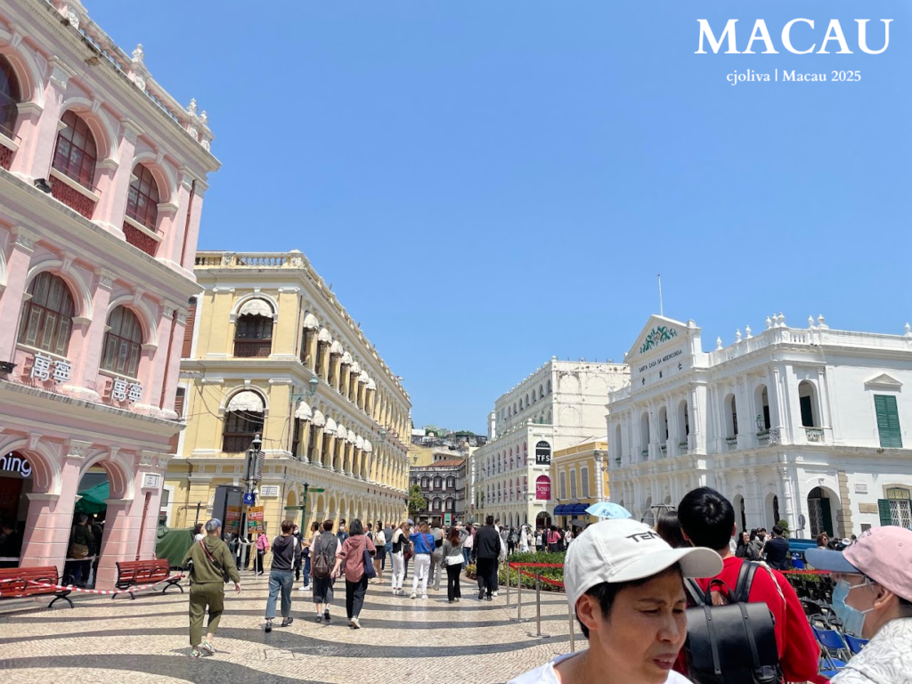 Senado Square in Macau with pastel colonial buildings, mosaic pavement, and the Santa Casa da Misericórdia landmark.
