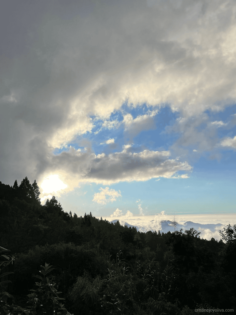 Breathtaking Alishan sunset view above the famous sea of clouds, a highlight of any Taiwan mountain itinerary.